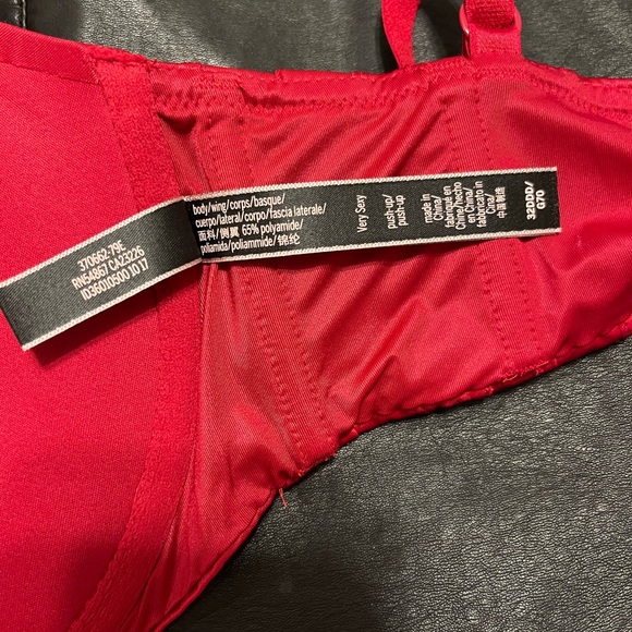 Victoria’s Secret red lace back bra - Picture 4 of 5